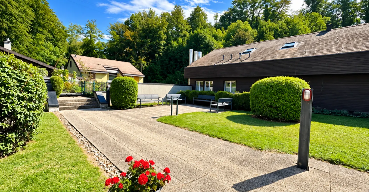 Für Investoren? Los von 4 Wohnungen, einem Gewerberaum in PPE und 10 Parkplätzen - Foto 5 von 12