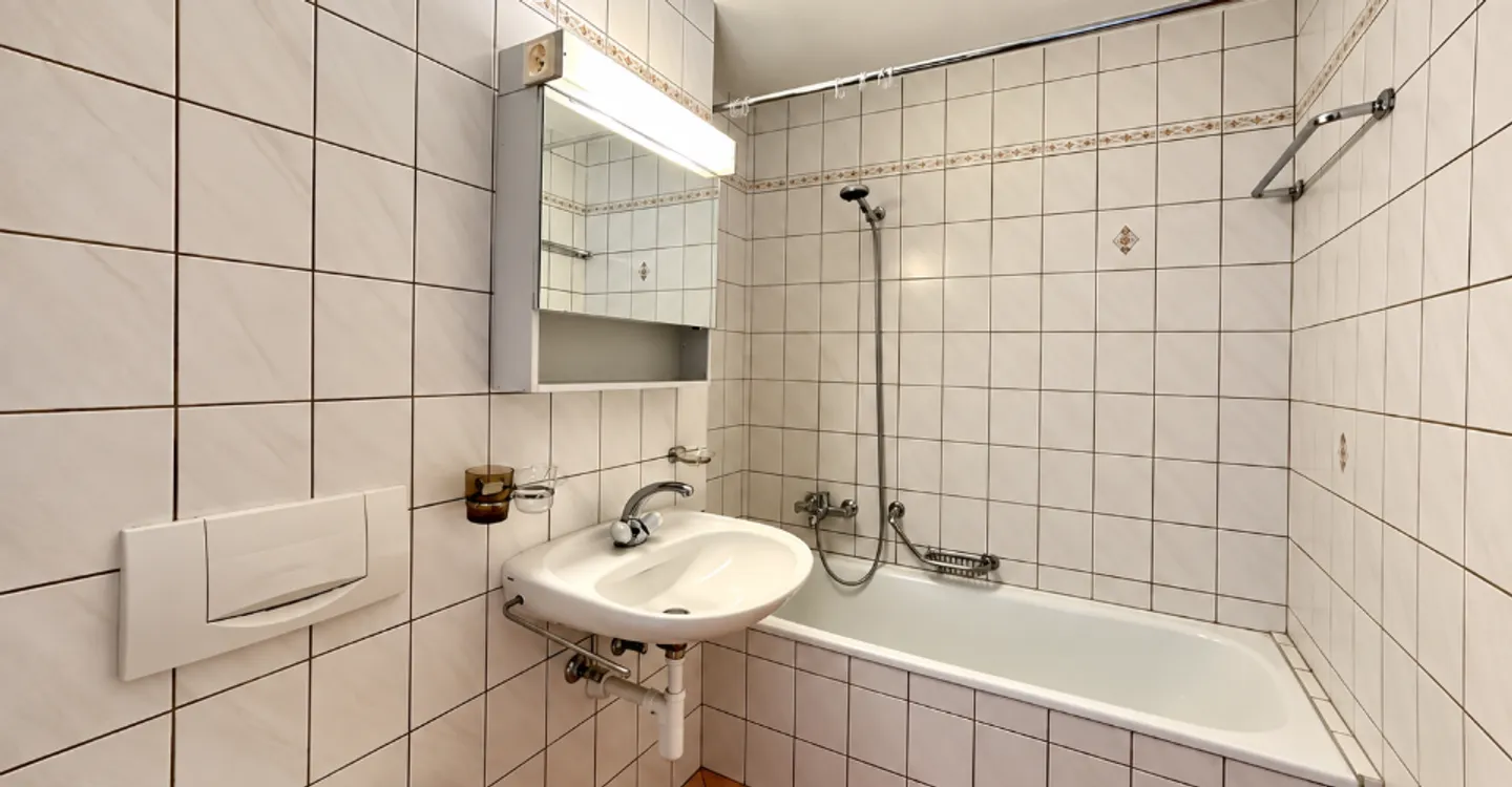 Für Investoren? Los von 4 Wohnungen, einem Gewerberaum in PPE und 10 Parkplätzen - Foto 12 von 12
