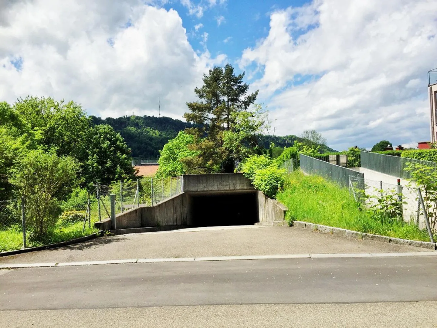 Ready for the motorcycle season 2025? We have the perfect motorcycle parking space for you! - Photo 1 of 2