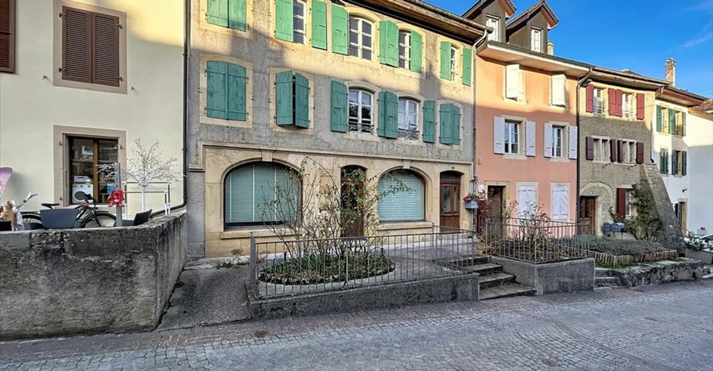 3-stöckiges Haus plus Dachboden mit sehr schönen Gärten. - Foto 1 von 5