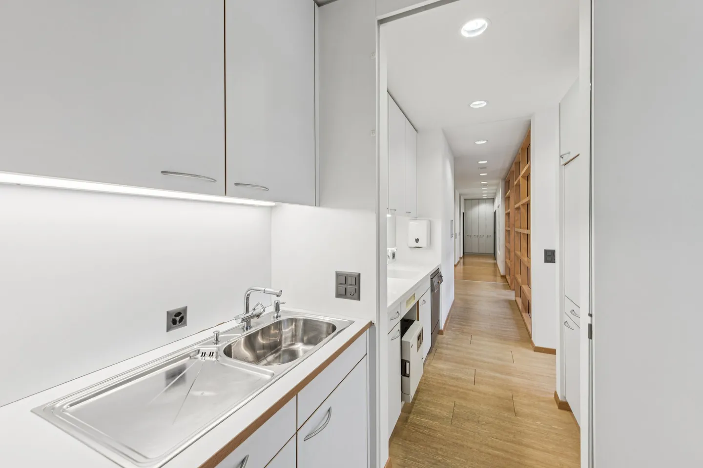 Office space for rent - Photo 7 of 10