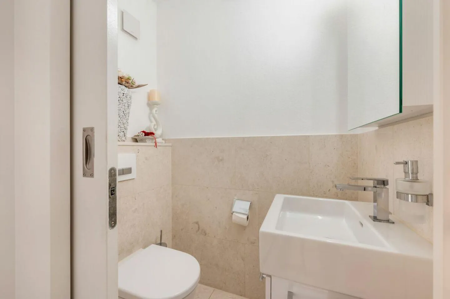 Casa familiare semi-indipendente di 5,5 stanze in una zona residenziale tranquilla e adatta alle famiglie - Foto 8 di 16