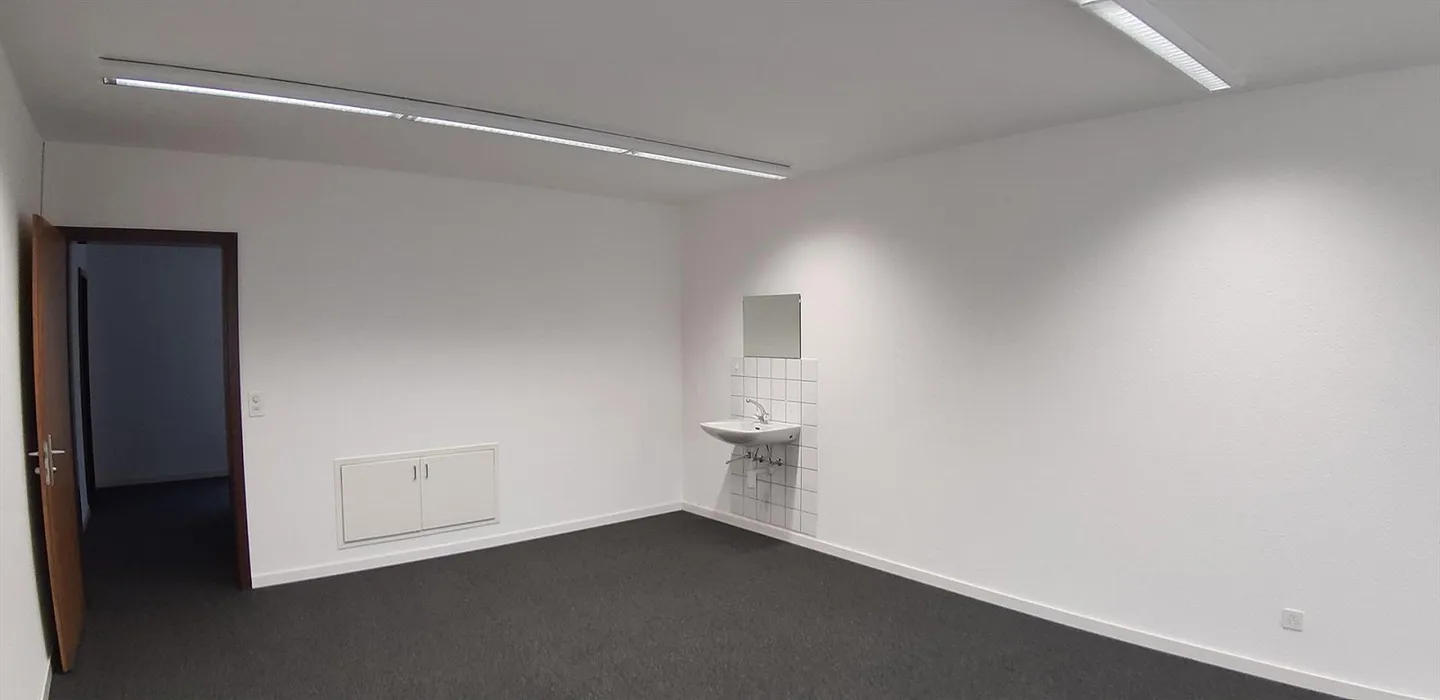 Büro - Praxis - Schöner heller Raum - Preiswert - Foto 2 von 3
