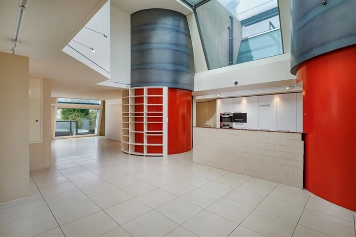 Large, modern 6.5 room apartment - limited rental 12 - 24 months - Photo 2 of 13