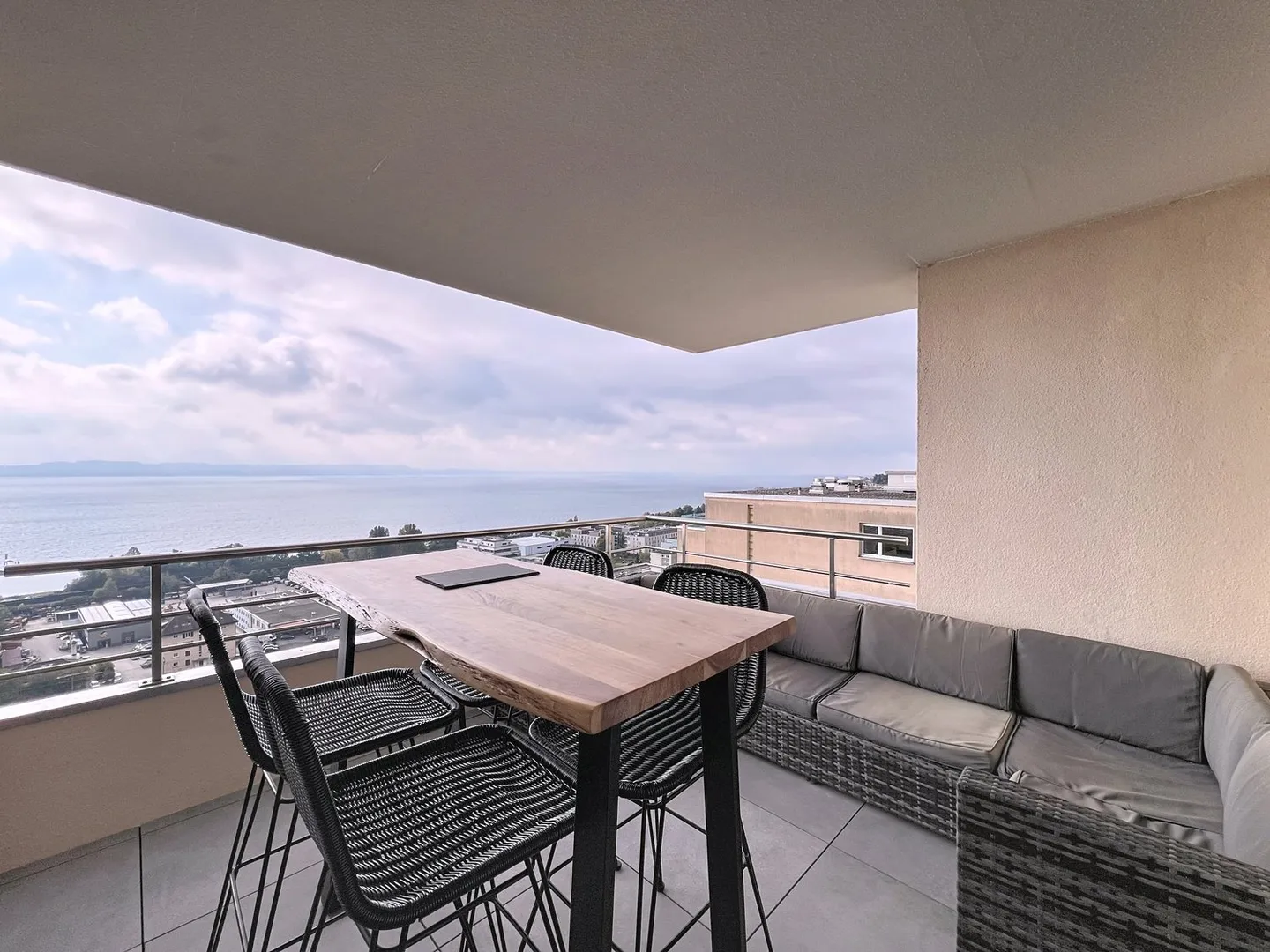 Appartamento straordinario a Neuchâtel - 4,5 stanze - Vista panoramica sul lago e le Alpi - Foto 10 di 11