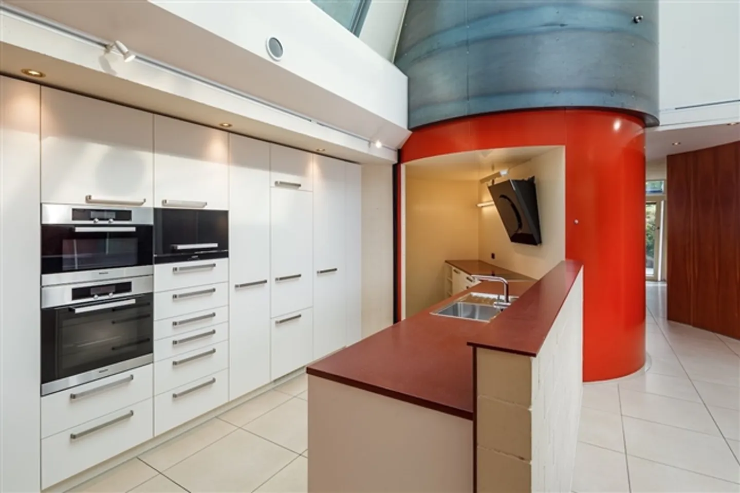 Large, modern 6.5 room apartment - limited rental 12 - 24 months - Photo 3 of 13