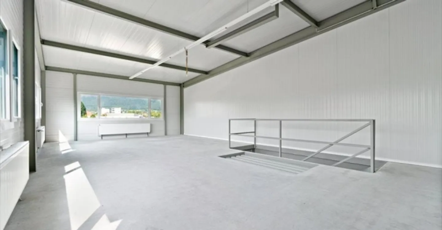 Mixed-use building for rent - Photo 6 of 8