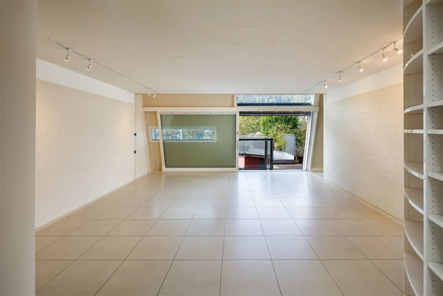 Large, modern 6.5 room apartment - limited rental 12 - 24 months - Photo 4 of 13