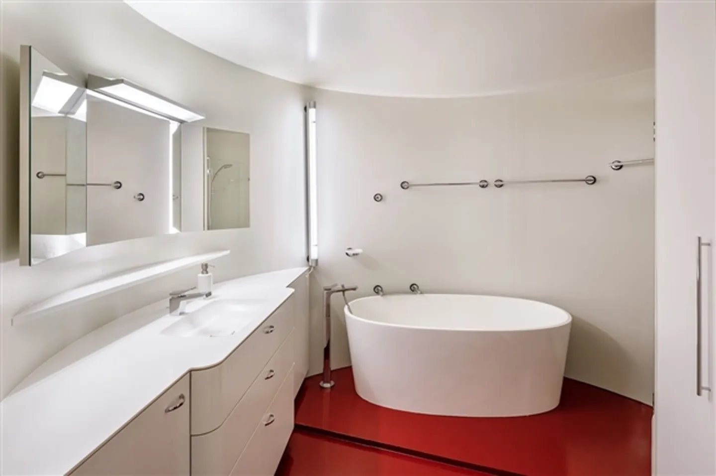 Large, modern 6.5 room apartment - limited rental 12 - 24 months - Photo 7 of 13