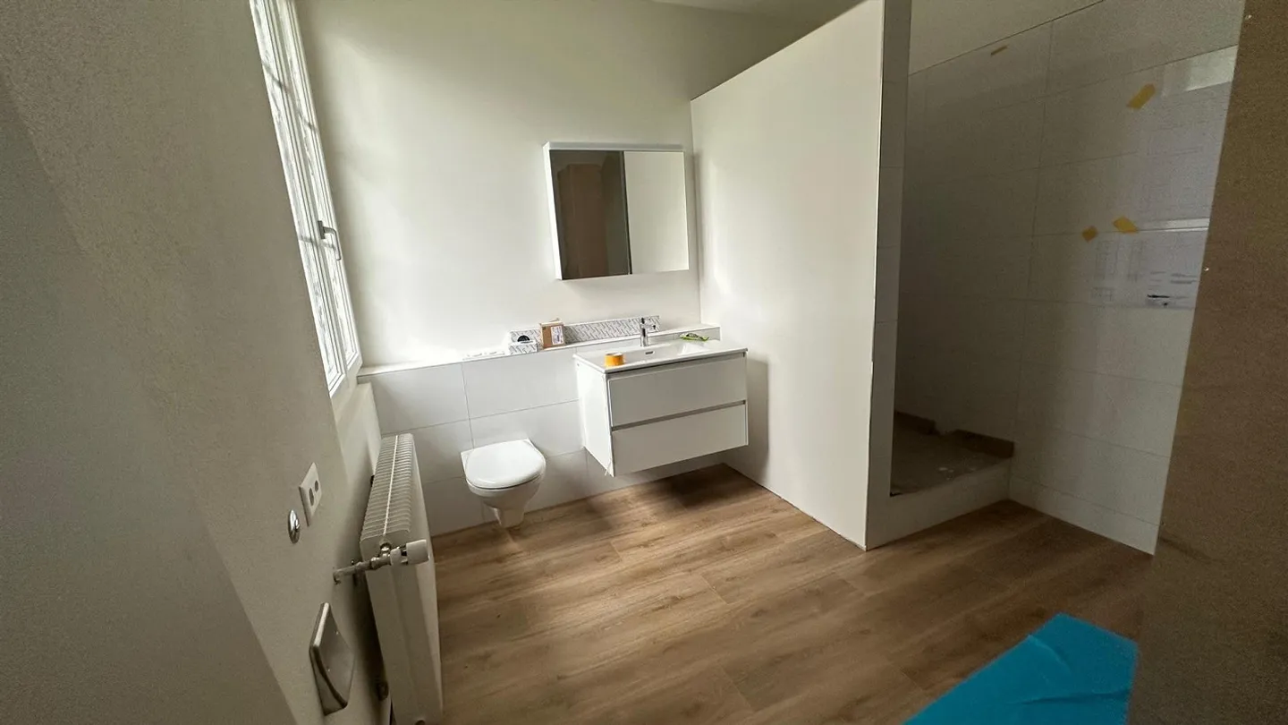 Appartement Jugendstil fraîchement rénové et spacieux - Photo 2 sur 4