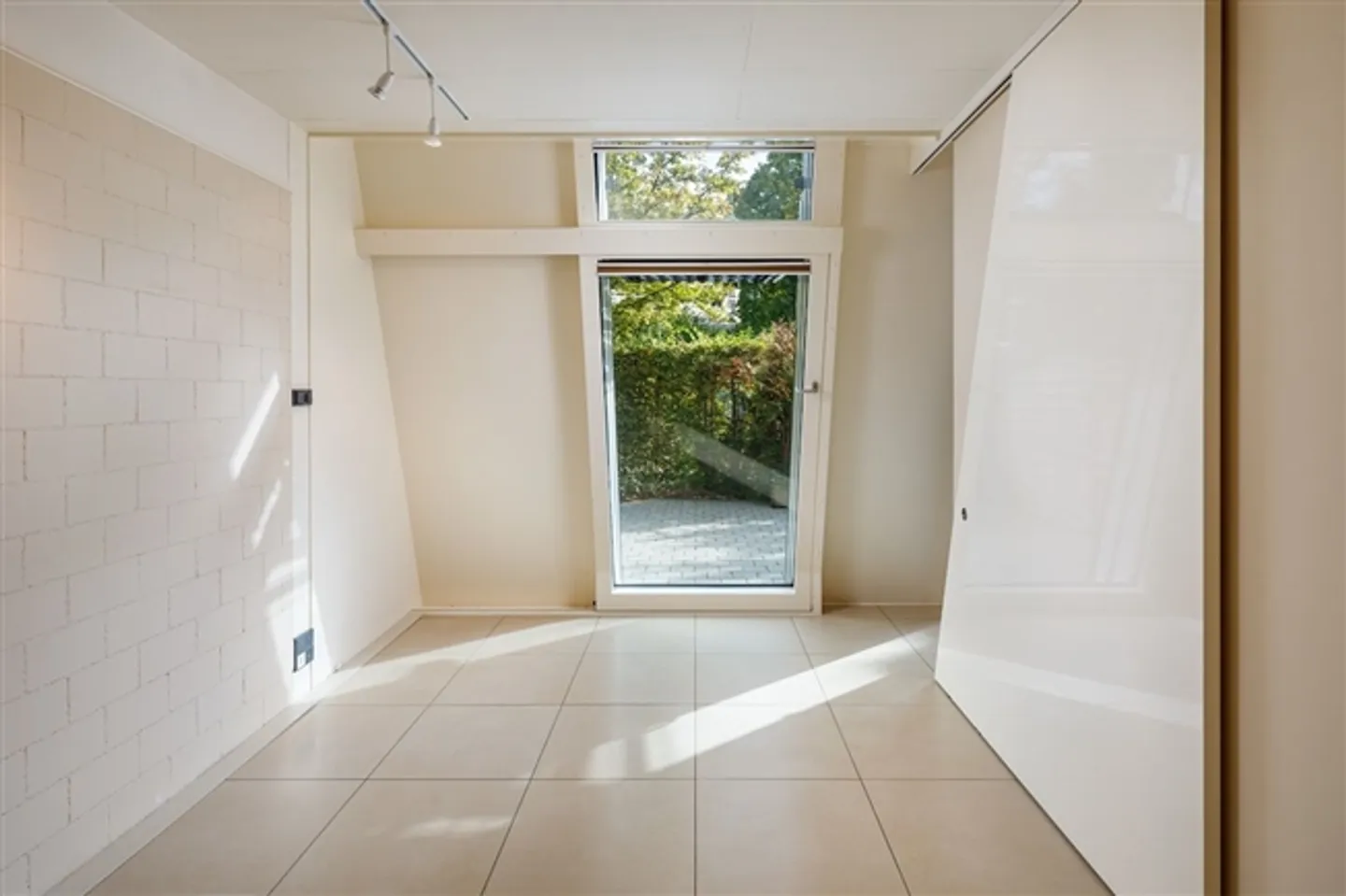 Large, modern 6.5 room apartment - limited rental 12 - 24 months - Photo 6 of 13