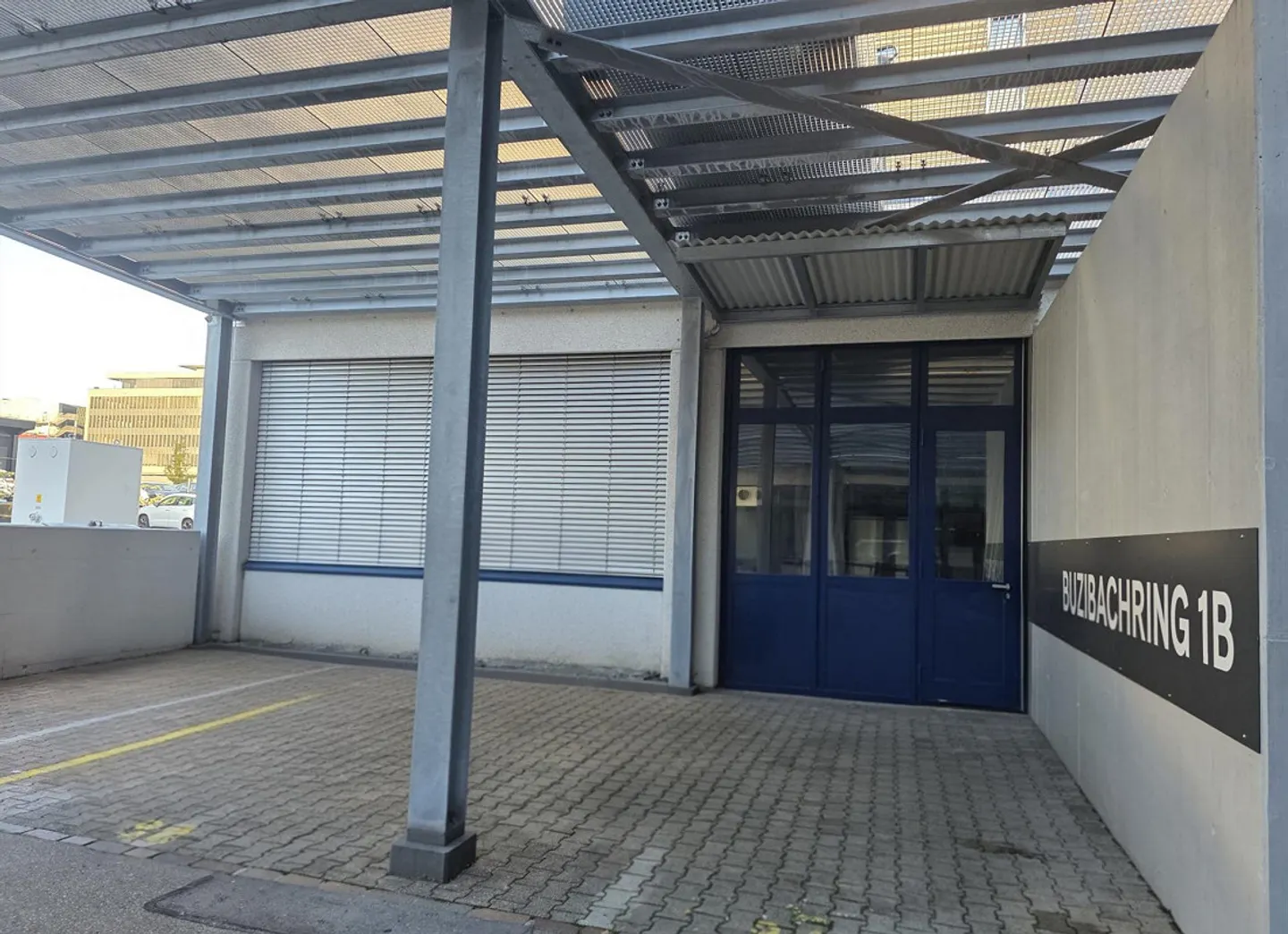 77 m² ground-level, versatile commercial space, room height of 4.10 meters - Photo 2 of 3