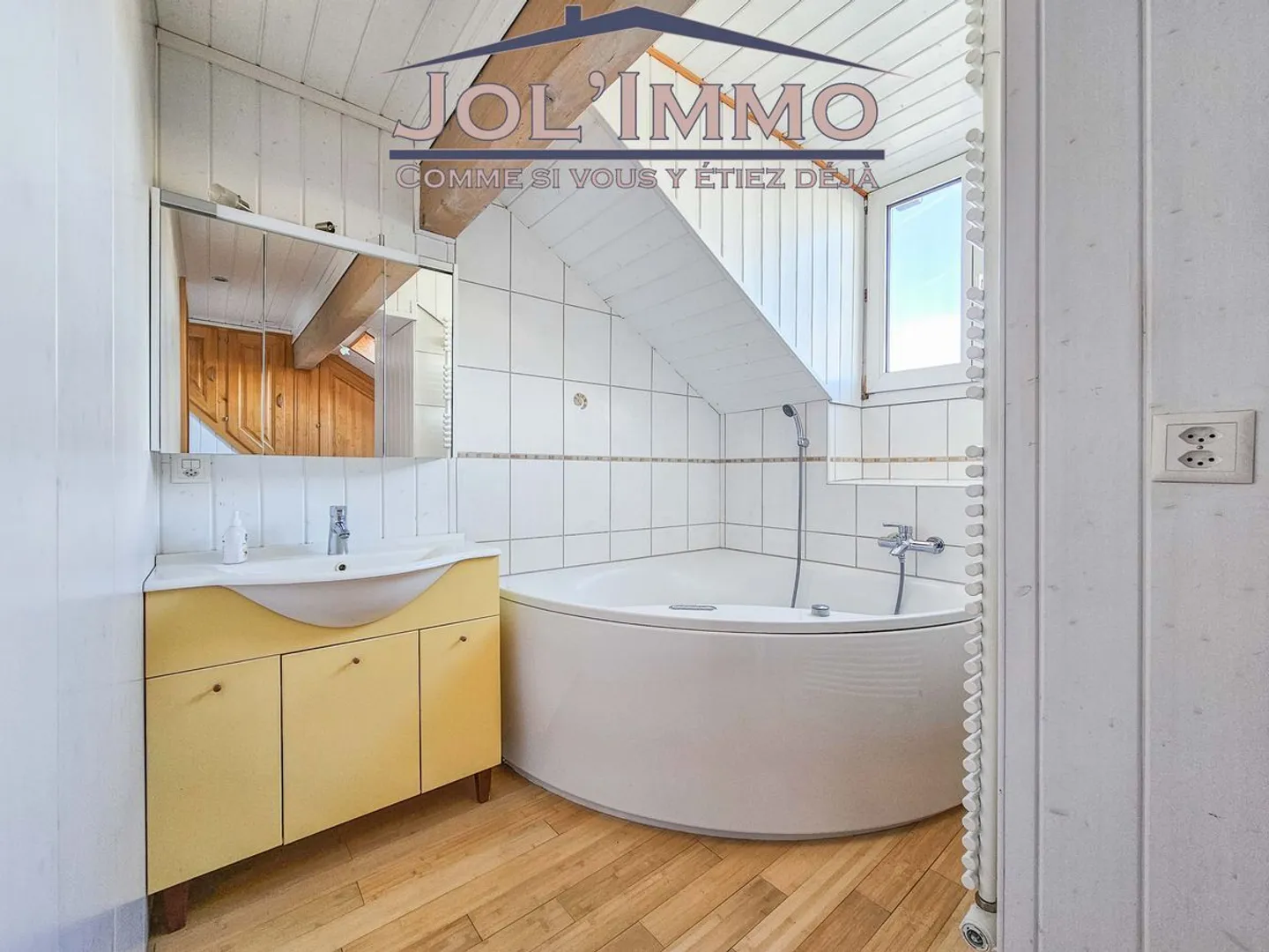 Building of 3 apartments ideally located near the train station with an annex workshop and garage - Photo 3 of 5