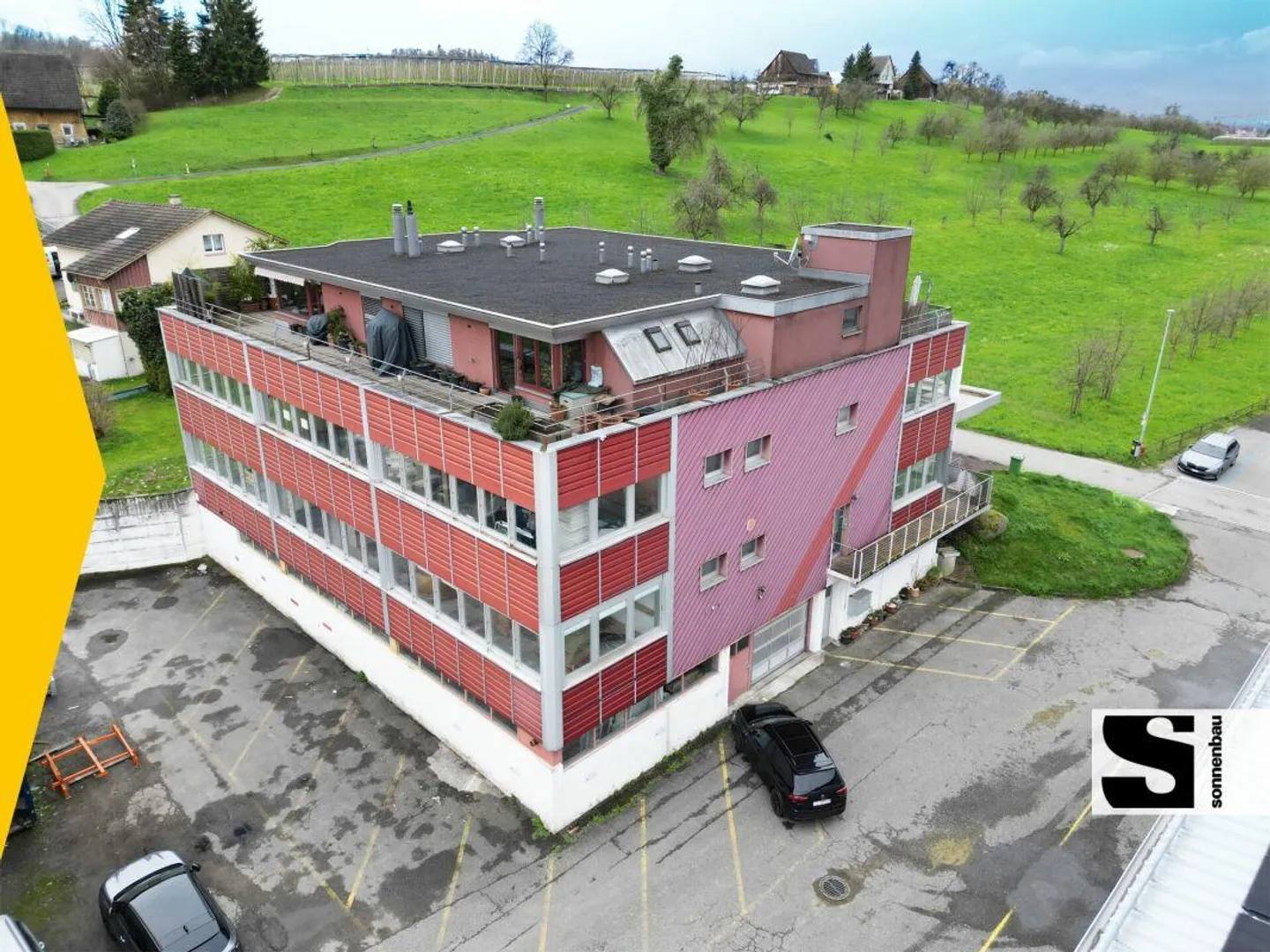 Proprietà commerciale unica con due appartamenti mansardati di 4,5 stanze - Foto 1 di 21