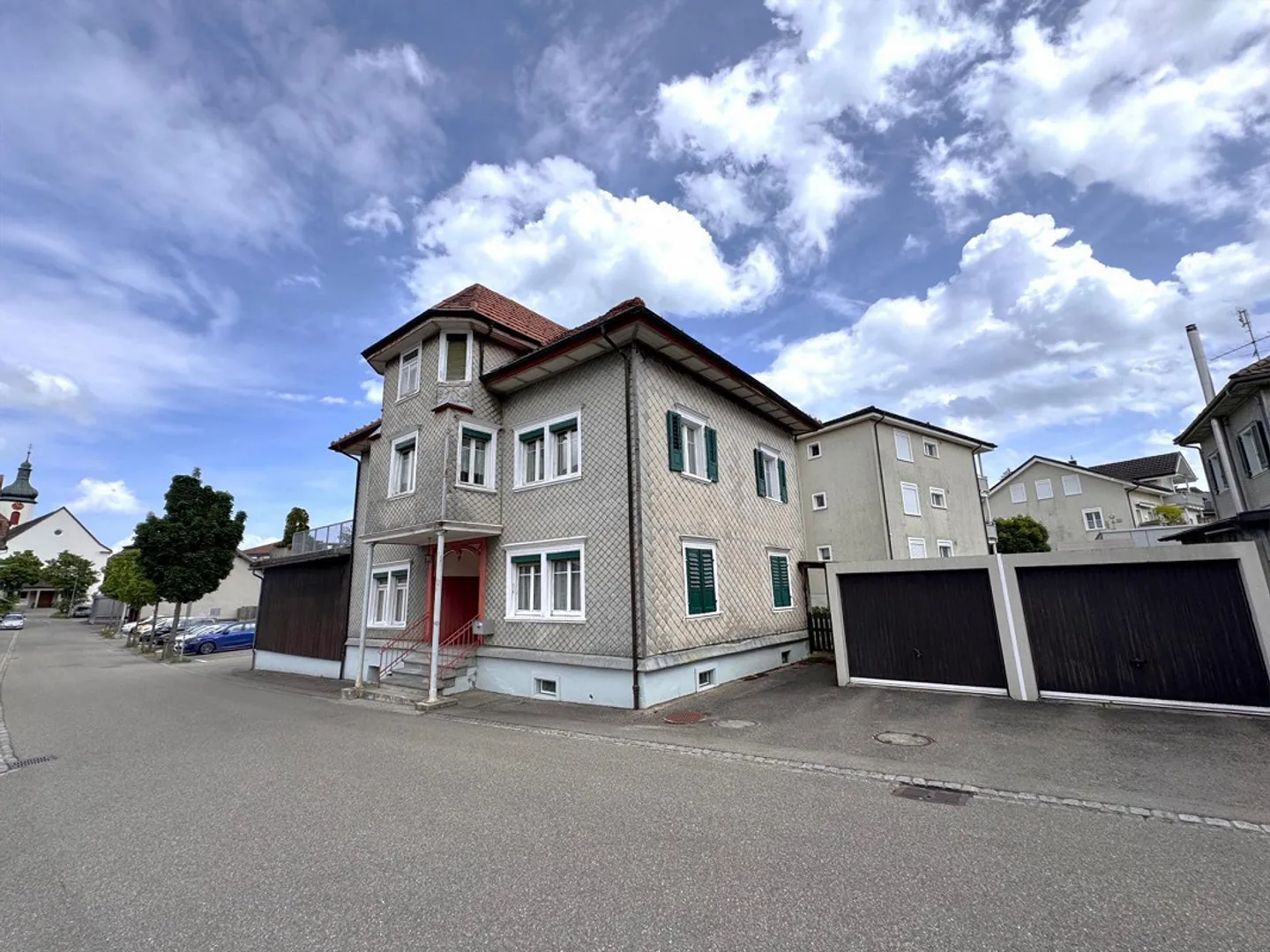 Residential building with two apartments, commercial part and garage box - Photo 1 of 24