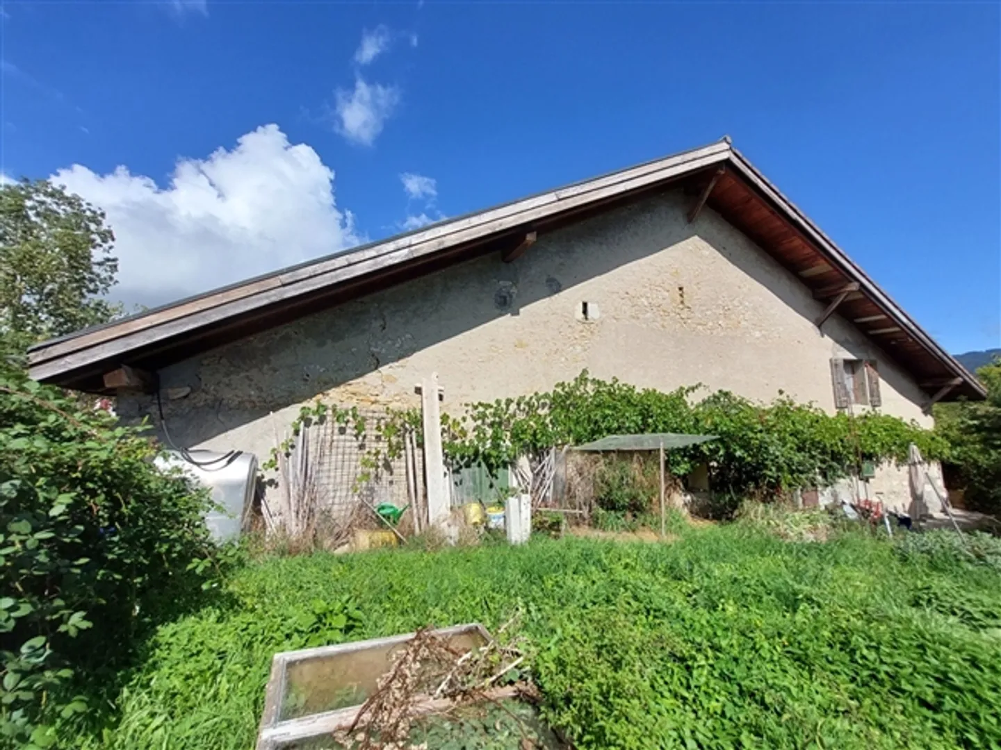 Ferme spacieuse avec jardin au centre du village - Photo 3 sur 13