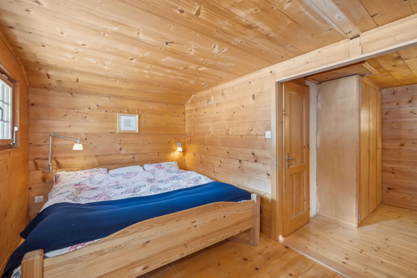 Authentic Walliser Spycher from 1919 with 3.5 rooms and separate apartment - Photo 2 of 17
