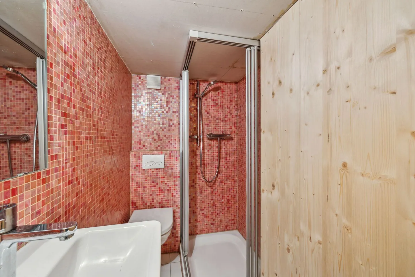 Authentic Walliser Spycher from 1919 with 3.5 rooms and separate apartment - Photo 9 of 17