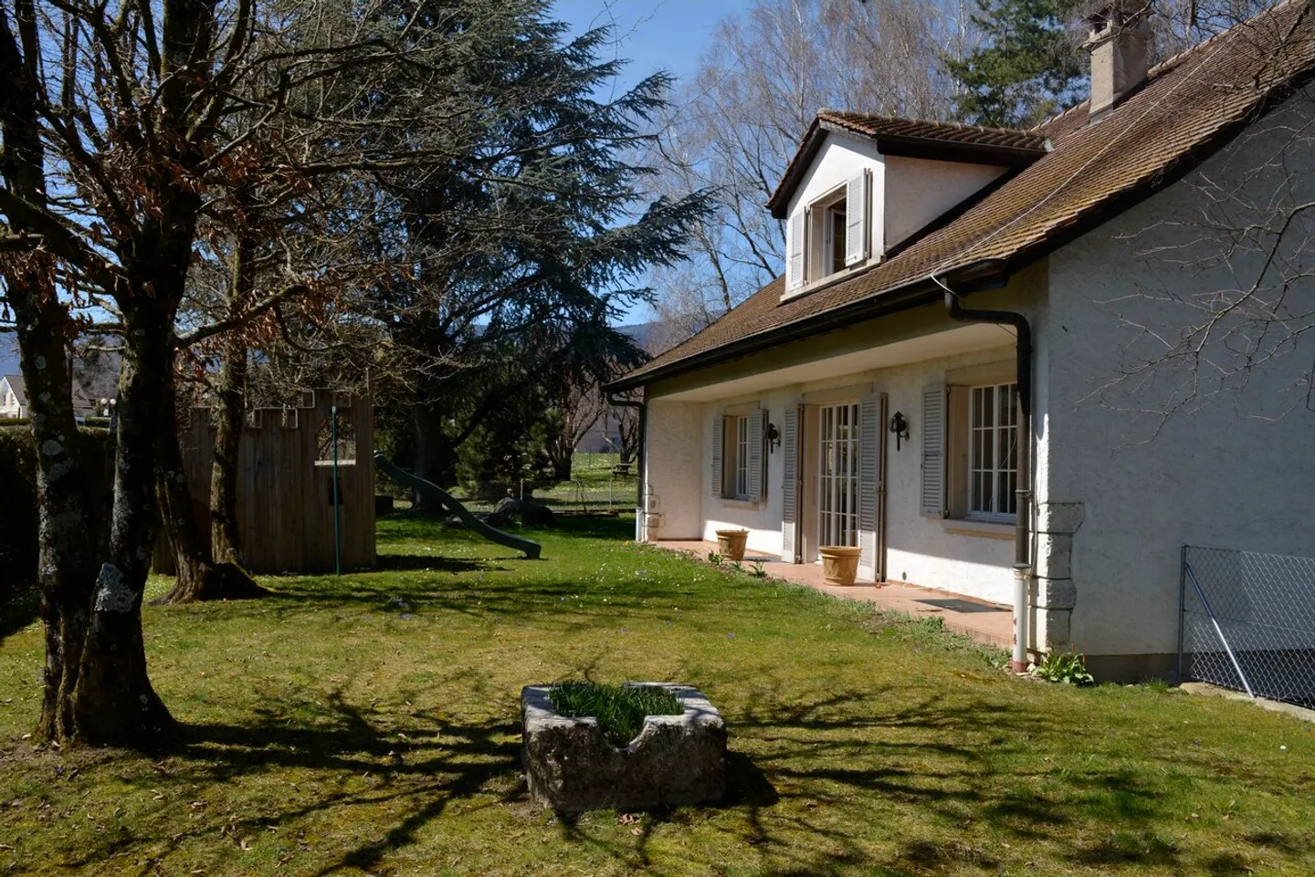 Spacious 6.5-room villa close to all amenities - Photo 1 of 19