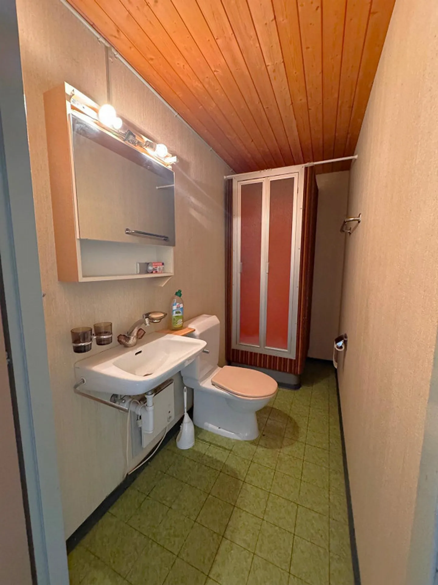 Residential building with two apartments, commercial part and garage box - Photo 17 of 24