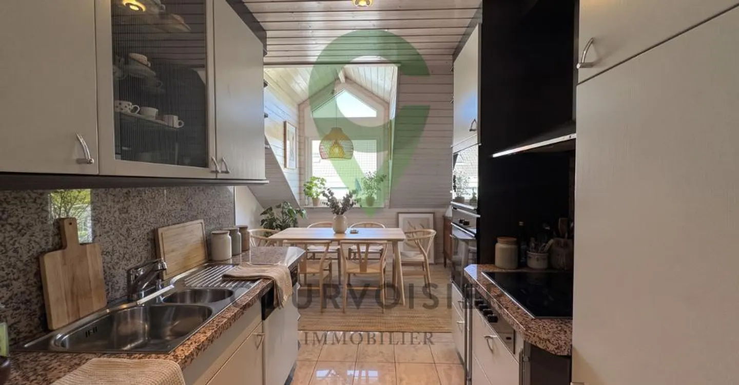 Spacious 3.5-room penthouse with a lovely unobstructed view of the lake - Photo 3 of 10