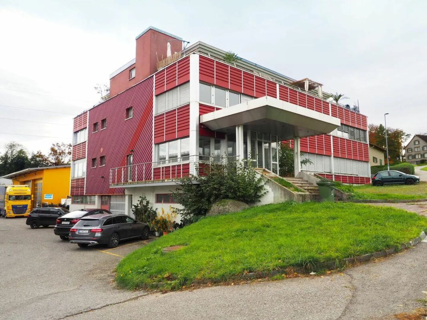 Proprietà commerciale unica con due appartamenti mansardati di 4,5 stanze - Foto 2 di 21