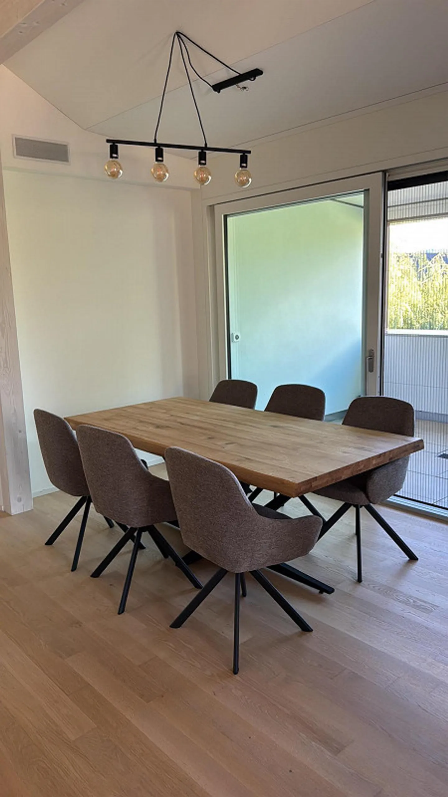 Spacious 3.5-room penthouse apartment with loggia and carport in Ermensee - Photo 3 of 10
