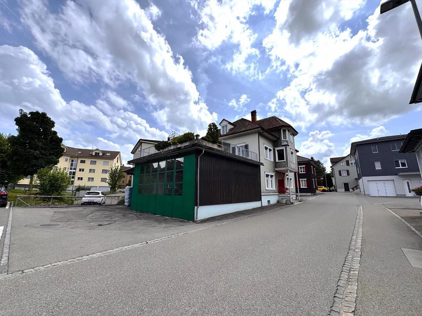Residential building with two apartments, commercial part and garage box - Photo 23 of 24