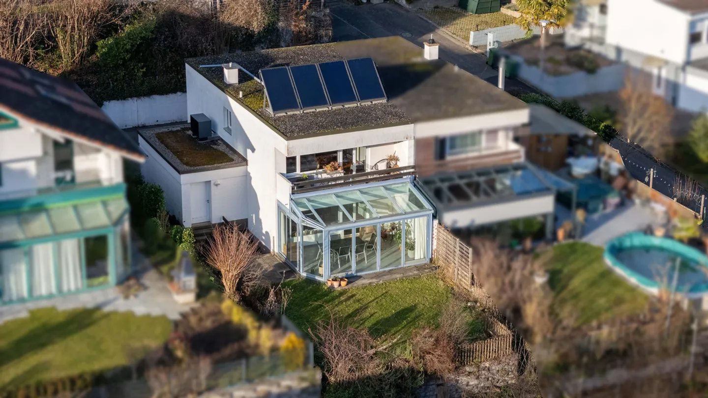 Casa unifamiliare ristrutturata di 5,5 locali con giardino d'inverno e garage - Foto 1 di 23