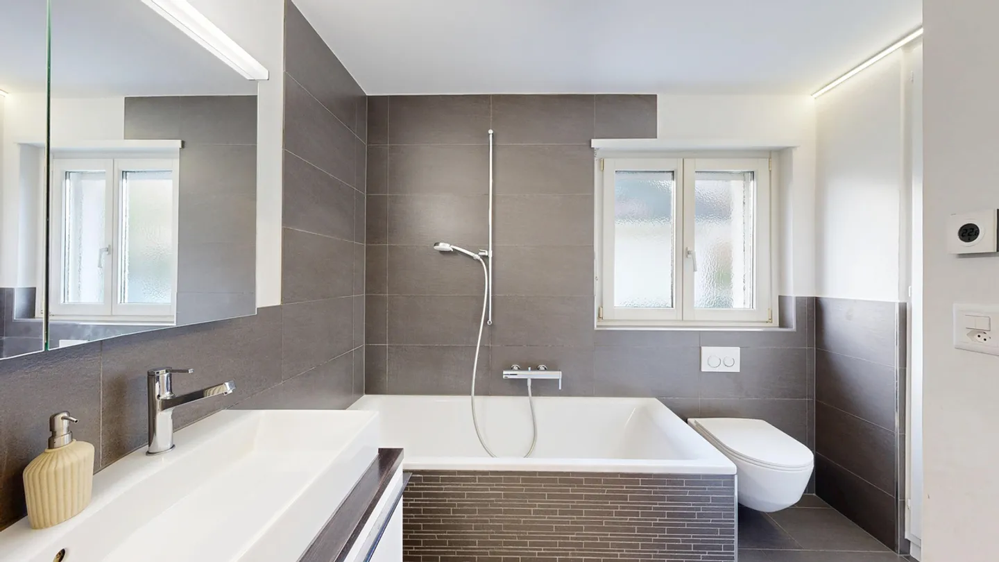 Casa unifamiliare ristrutturata di 5,5 locali con giardino d'inverno e garage - Foto 15 di 23