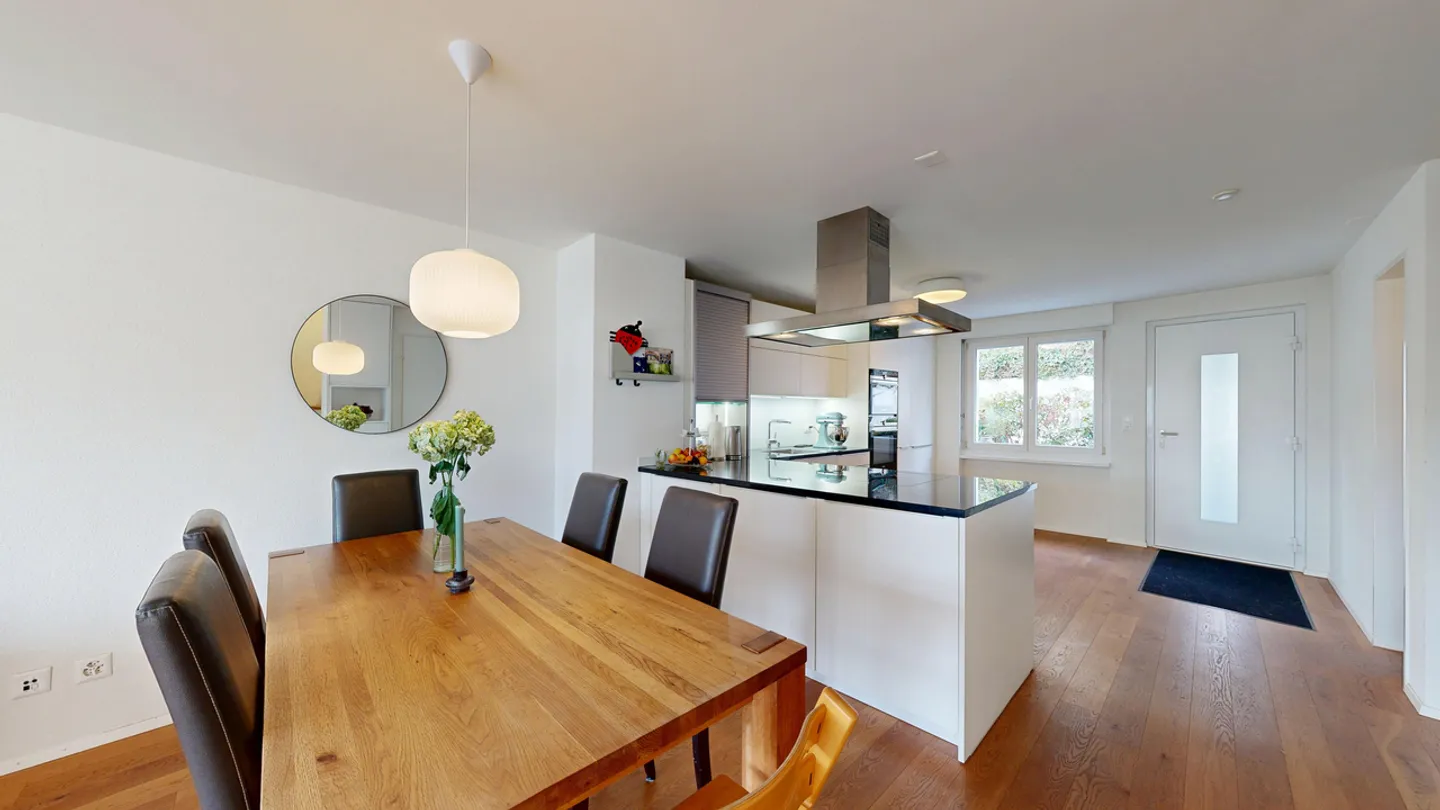 Casa unifamiliare ristrutturata di 5,5 locali con giardino d'inverno e garage - Foto 4 di 23