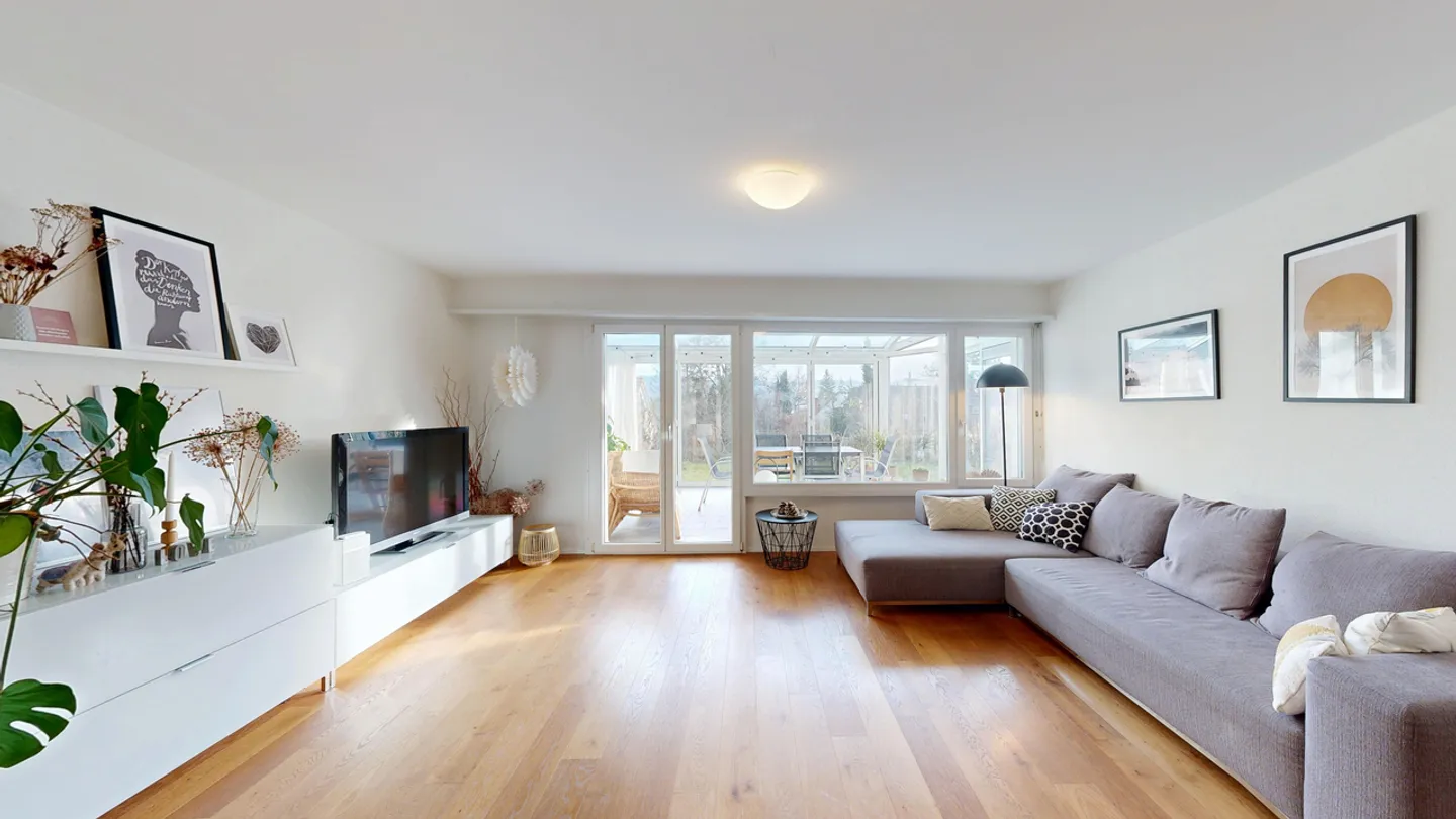 Casa unifamiliare ristrutturata di 5,5 locali con giardino d'inverno e garage - Foto 7 di 23