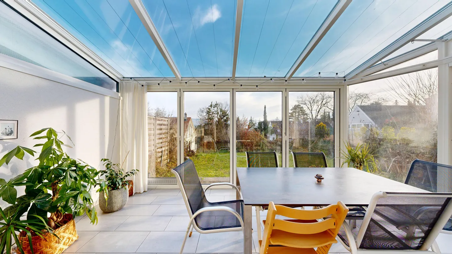 Casa unifamiliare ristrutturata di 5,5 locali con giardino d'inverno e garage - Foto 10 di 23