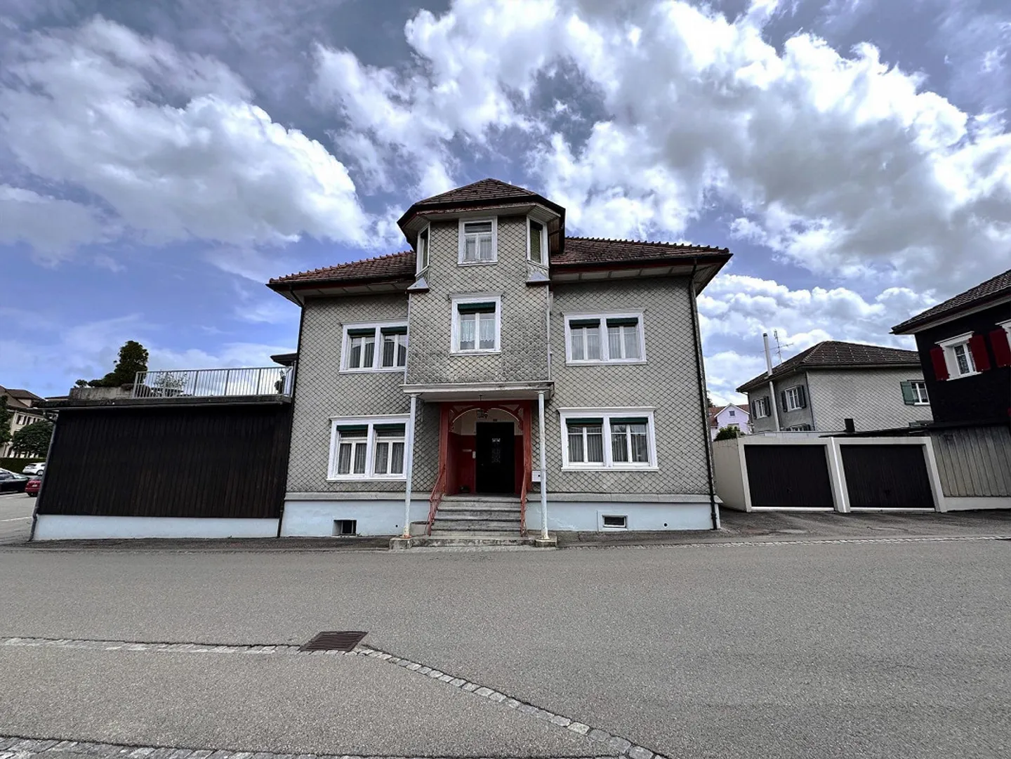 Residential building with two apartments, commercial part and garage box - Photo 24 of 24