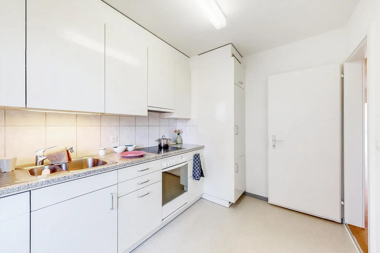 Modernisierte Wohnung in begrünter Umgebung sucht Nachmieter per sofort! - Foto 2 von 8