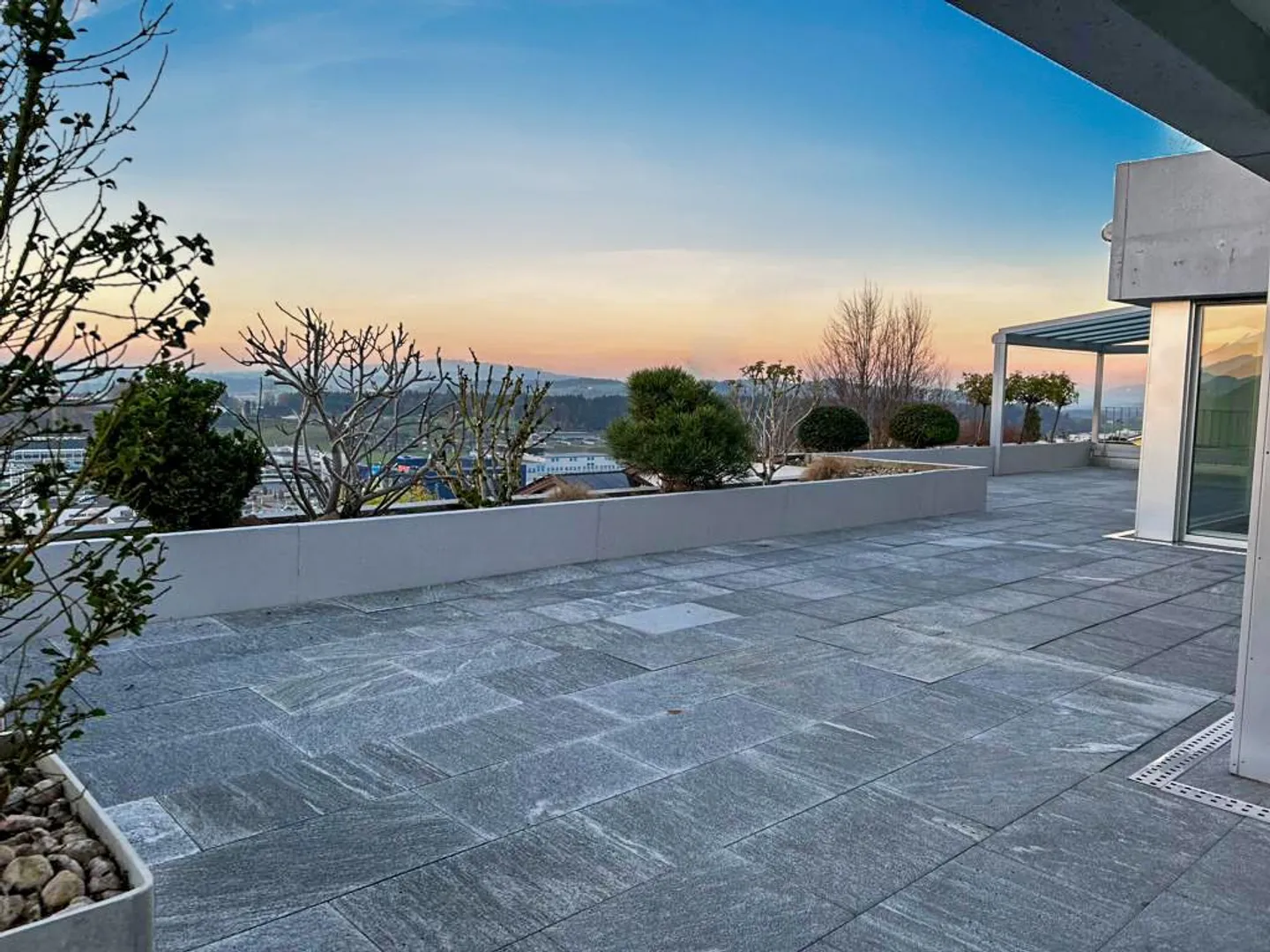 6.5-Room Terrace House with Stunning Panoramic View - Photo 3 of 10