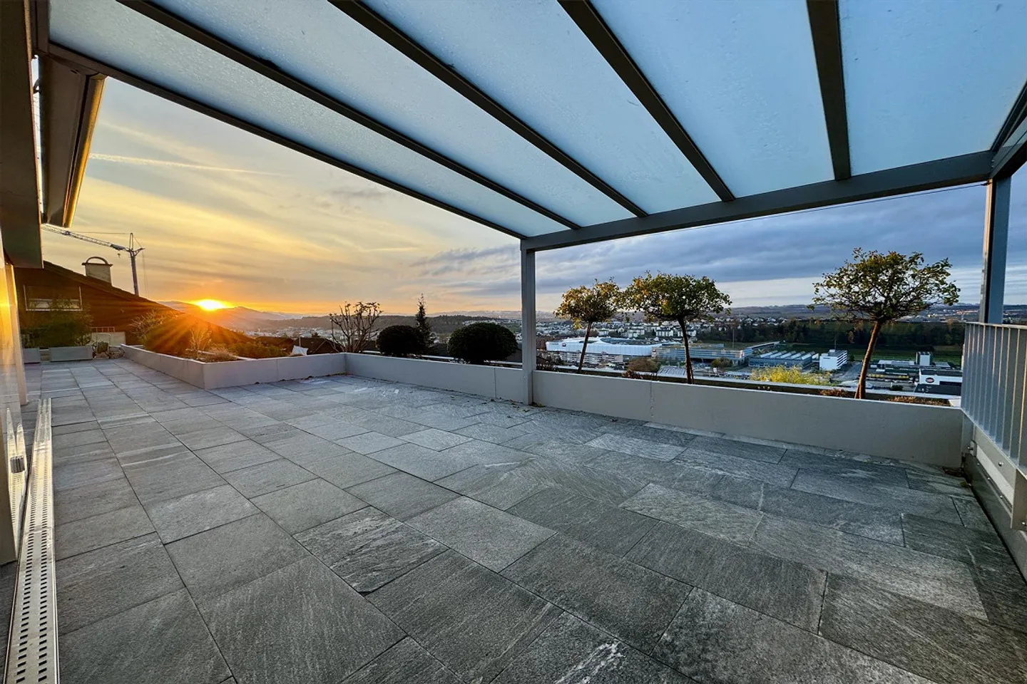 6.5-Room Terrace House with Stunning Panoramic View - Photo 4 of 10