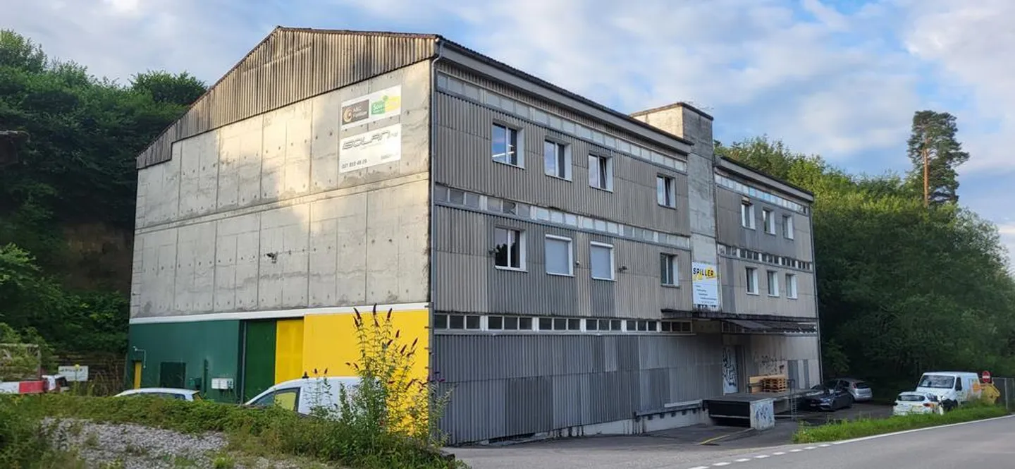 Geräumige Lagerfläche verfügbar - Foto 1 von 3