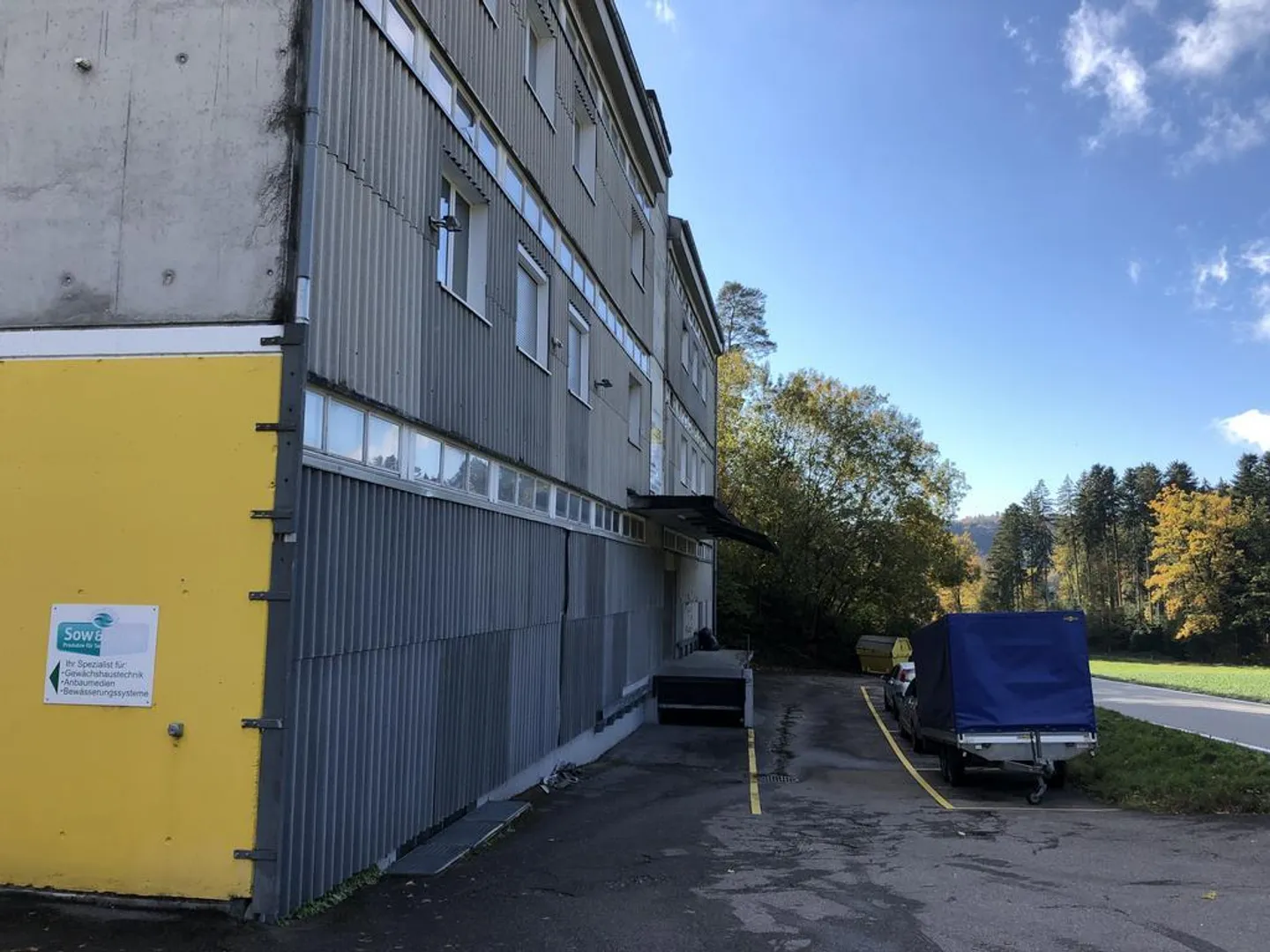 Geräumige Lagerfläche verfügbar - Foto 2 von 3
