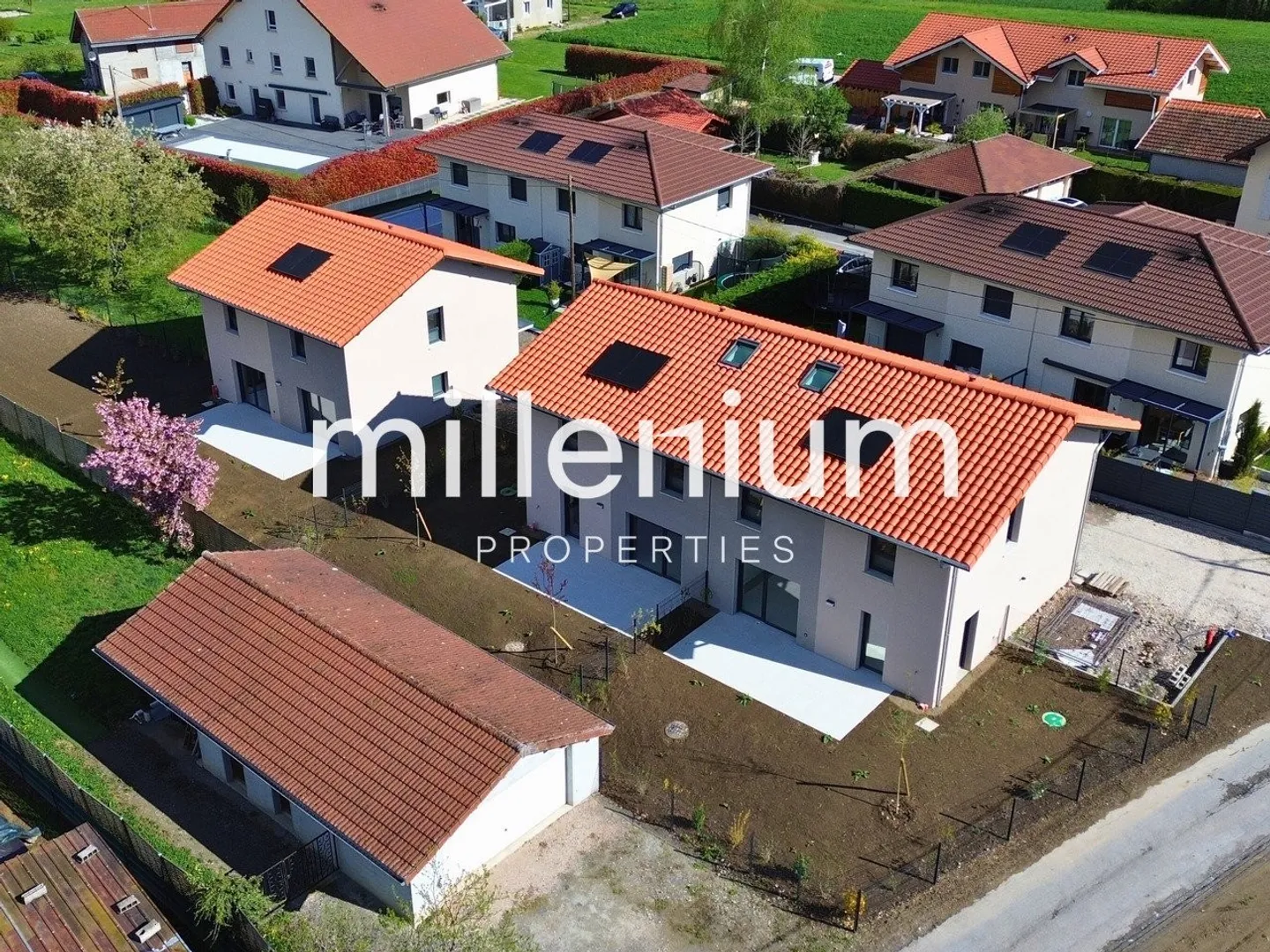 Villa neuve mitoyenne avec jardin (FRANCE) - Photo 1 sur 13