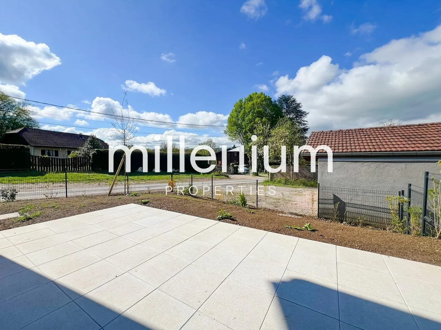 Villa neuve mitoyenne avec jardin (FRANCE) - Photo 2 sur 13