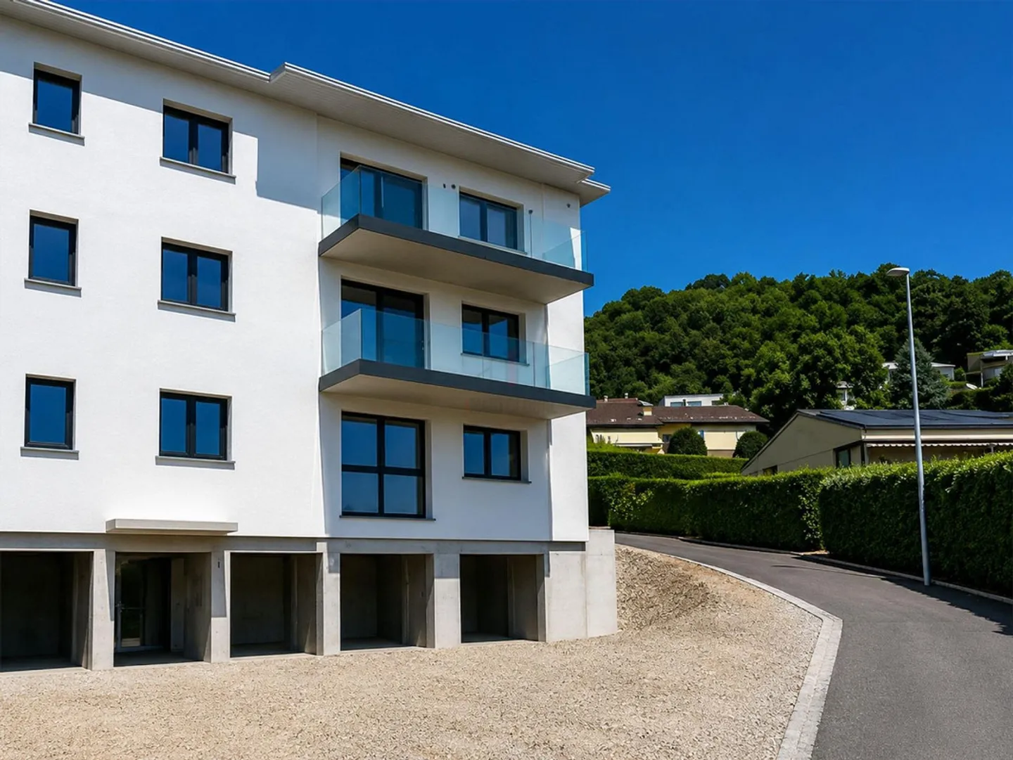 Exclusive 4.5 Room Apartment with Balcony in Renovated Residence - Photo 3 of 12