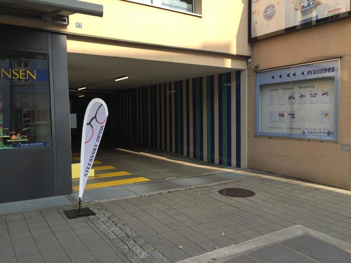 Posto auto in affitto in una posizione centrale a Binningen - Foto 1 di 1