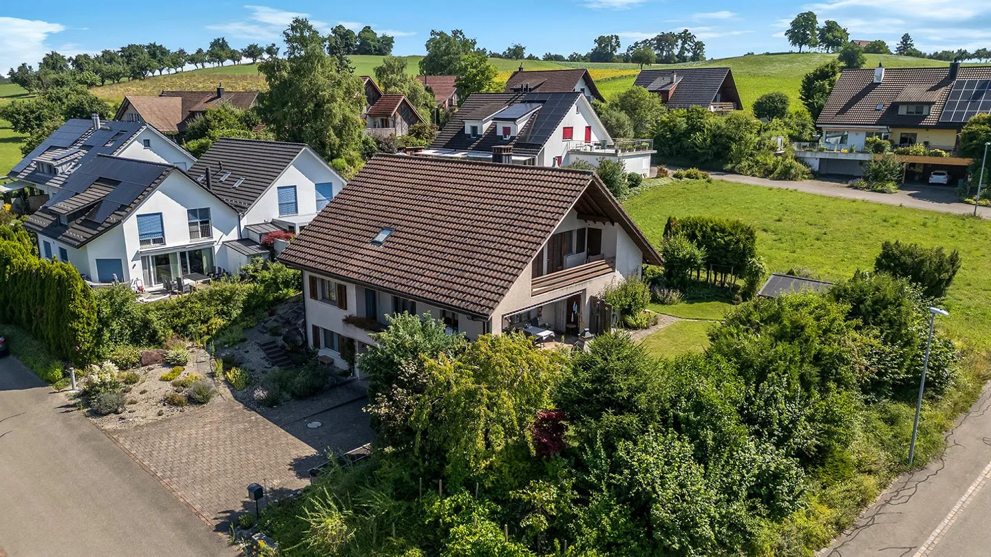 Freistehendes Einfamilienhaus mit grossem Garten und Umschwung an s... - Foto 3 von 37