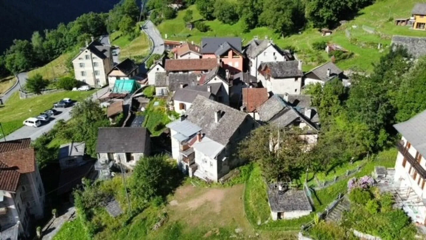 IN VENDITA A CERENTINO - ANTICA CASA TICINESE CON TYPICAL WALSER-RUSTICO - Foto 2 di 26