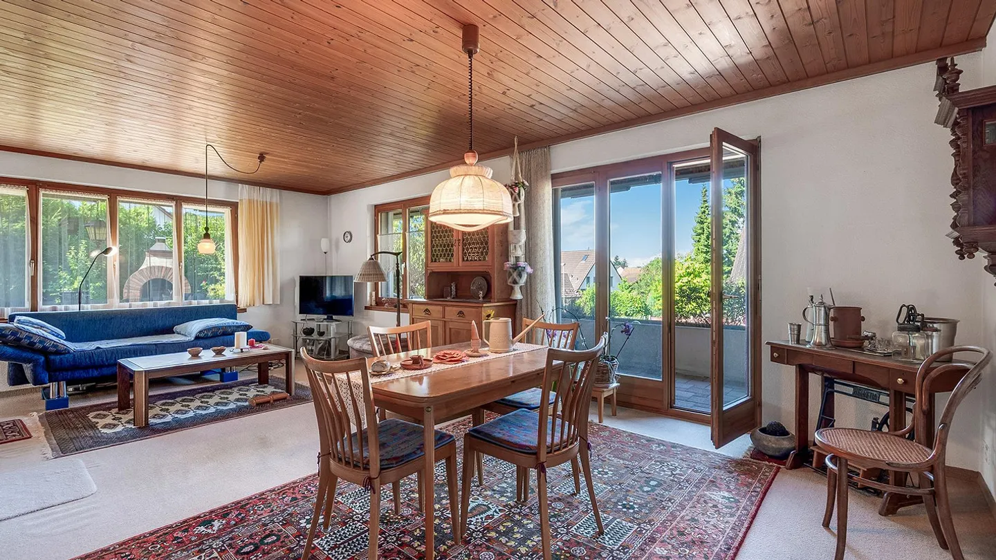 Freistehendes Einfamilienhaus mit grossem Garten und Umschwung an s... - Foto 8 von 37