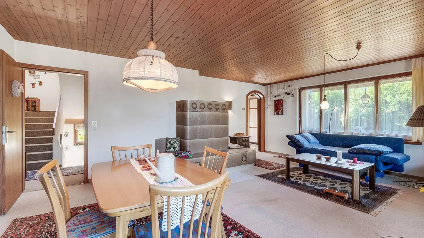 Freistehendes Einfamilienhaus mit grossem Garten und Umschwung an s... - Foto 9 von 37