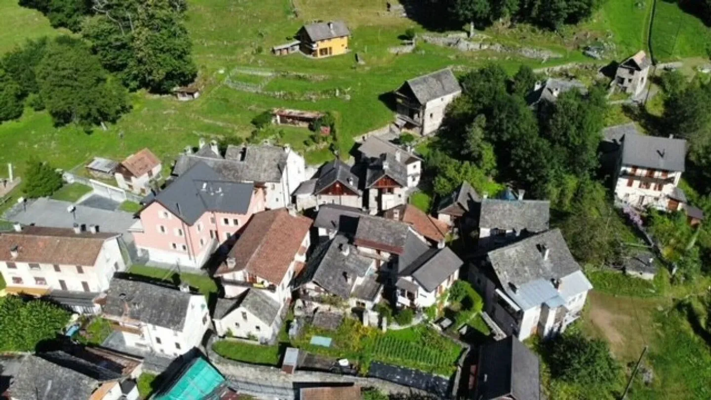 IN VENDITA A CERENTINO - ANTICA CASA TICINESE CON TYPICAL WALSER-RUSTICO - Foto 1 di 26