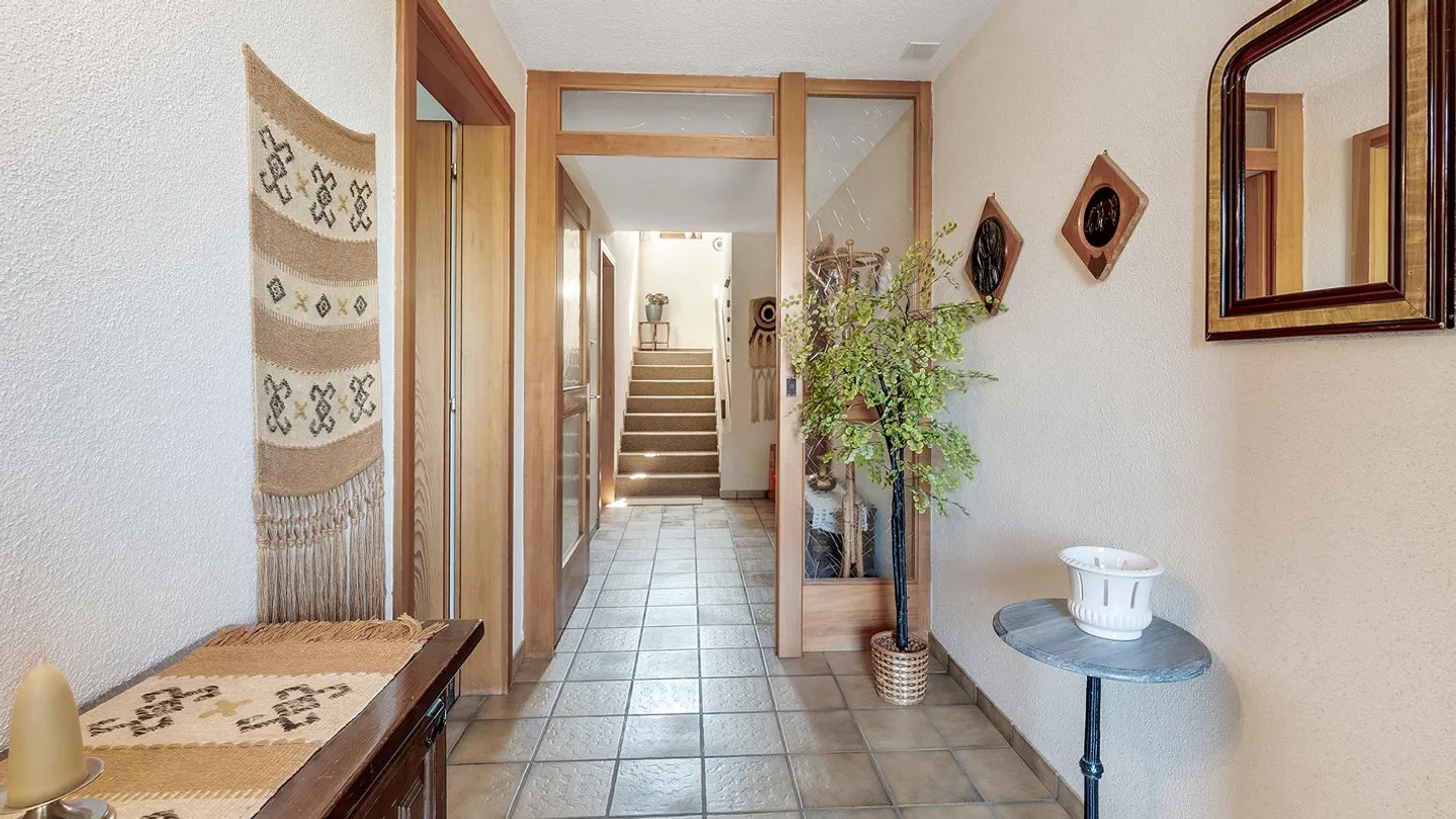 Freistehendes Einfamilienhaus mit grossem Garten und Umschwung an s... - Foto 6 von 37