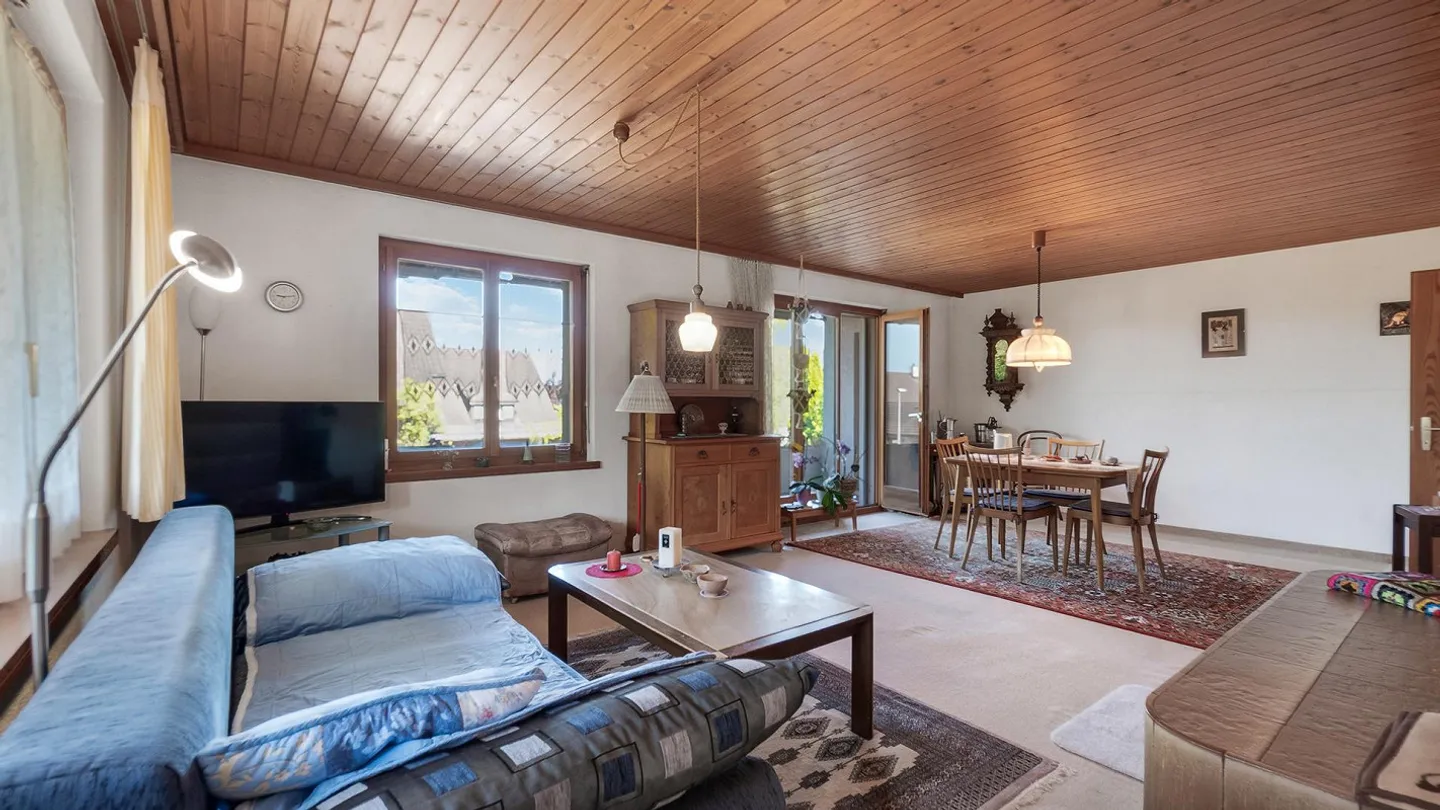 Freistehendes Einfamilienhaus mit grossem Garten und Umschwung an s... - Foto 7 von 37